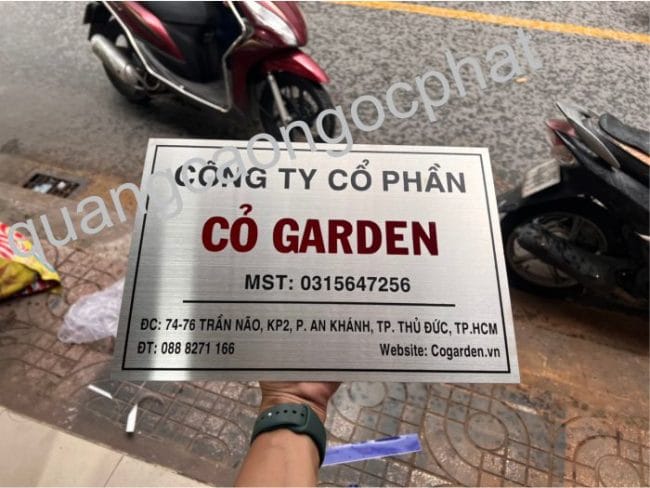 Biển hiệu công ty bằng kim loại